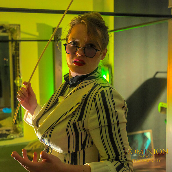 02-Raphaela_Morning_strenge_Lehrerin_mit_Rohrstock@594