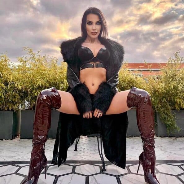 00-Domina_Kara_Berlin_Frontbild@594