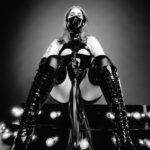 10Anya_Marx_Beine_breit